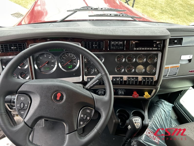 Interior cockpit for this 2027 Kenworth W900L (Stock number: VR234541)Weeee