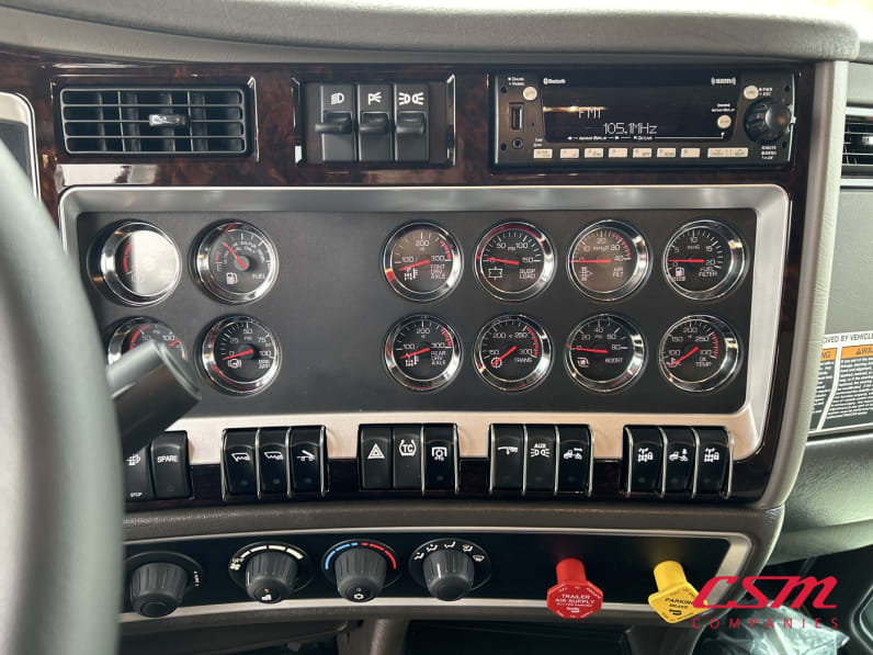 Interior radio and navigation system for this 2027 Kenworth W900L (Stock number: VR234541)Weeee