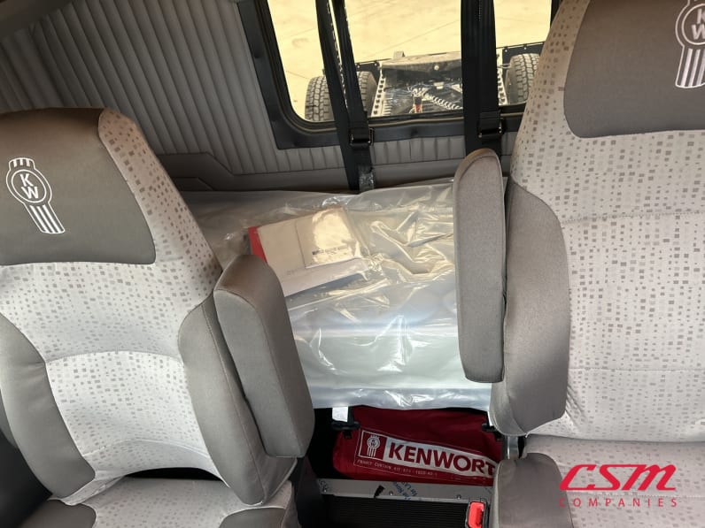 Interior wide sleeper view for this 2027 Kenworth W900L (Stock number: VR234541)Weeee