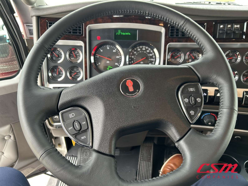 Interior steering wheel for this 2027 Kenworth W900L (Stock number: VR234541)Weeee