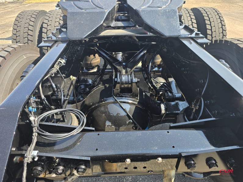 Center rear frame for this 2027 Kenworth W900L (Stock number: VR237372)Weeee