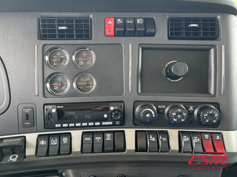Interior radio and navigation system for this 2027 Kenworth T880 (Stock number: VR241915)Weeee