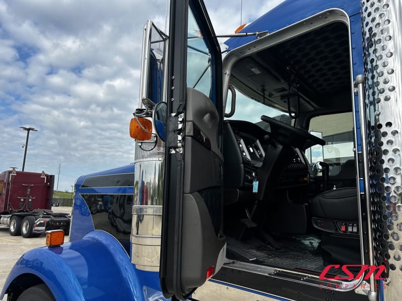 Drivers side door open for this 2027 Kenworth W900L (Stock number: VR249658)Weeee