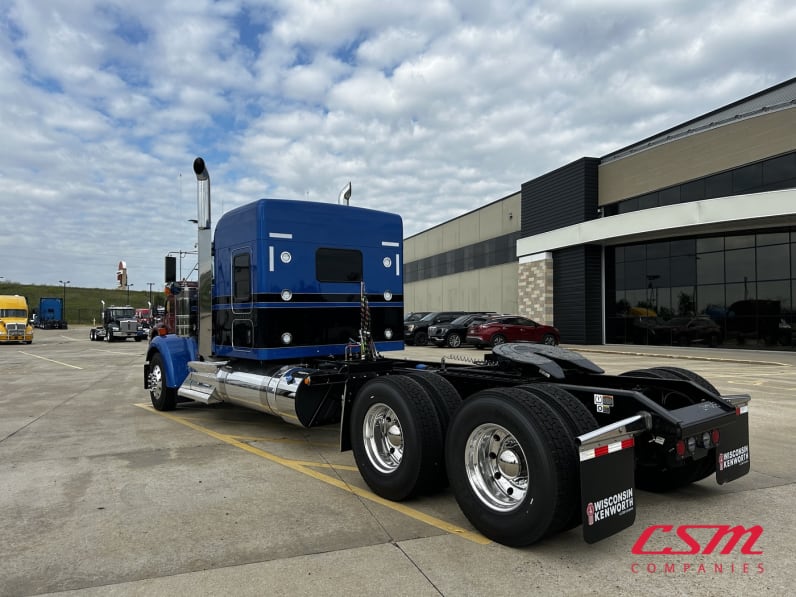Exterior rear driver side for this 2027 Kenworth W900L (Stock number: VR249658)Weeee