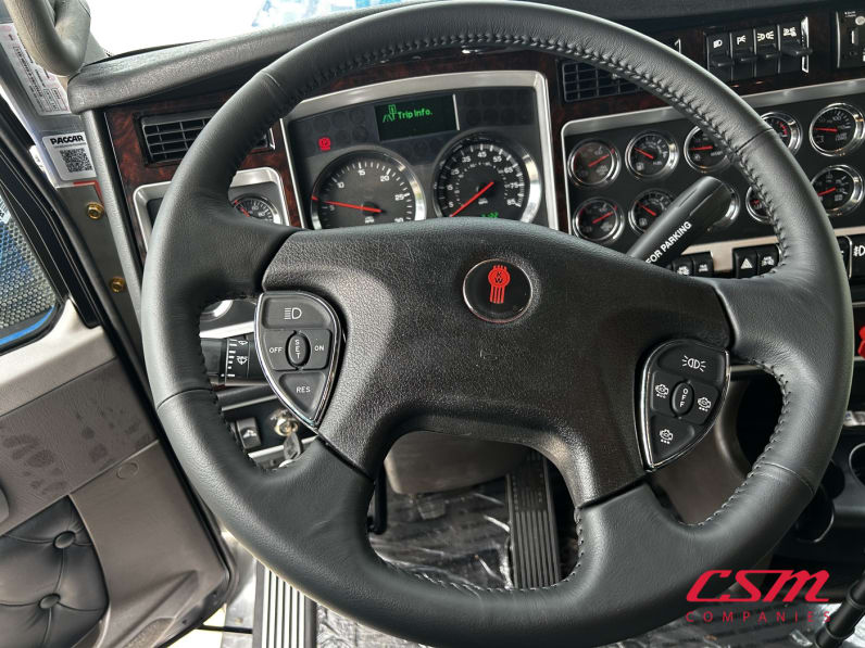 Interior steering wheel for this 2027 Kenworth W900L (Stock number: VR249658)Weeee