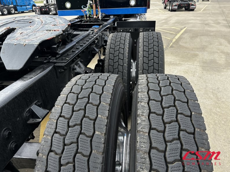 Passenger side rear frame and tire tread for this 2027 Kenworth W900L (Stock number: VR249658)Weeee