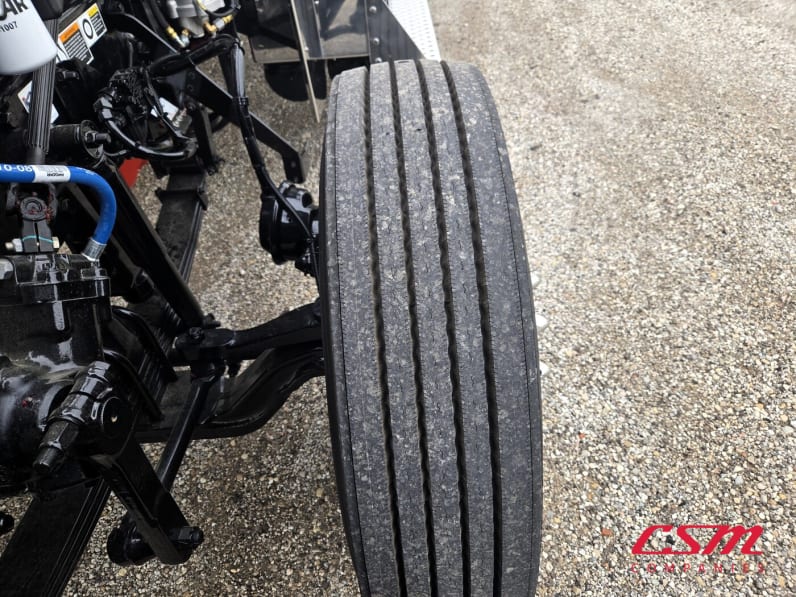 Driver side front tire tread for this 2027 Kenworth W900L (Stock number: VR249705)Weeee