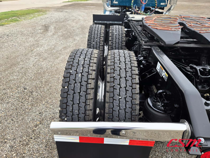 Driver side rear frame and tire tread for this 2027 Kenworth W900L (Stock number: VR249705)Weeee
