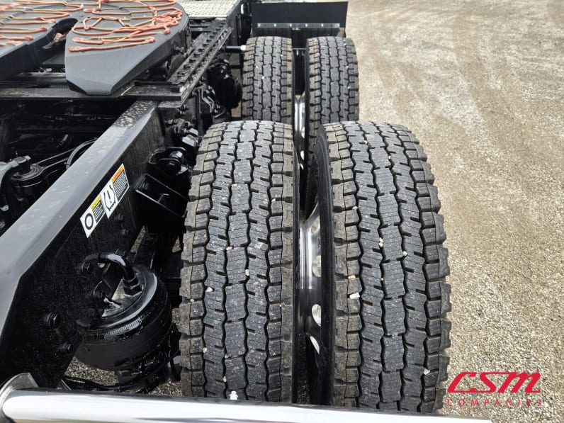 Passenger side rear frame and tire tread for this 2027 Kenworth W900L (Stock number: VR249705)Weeee