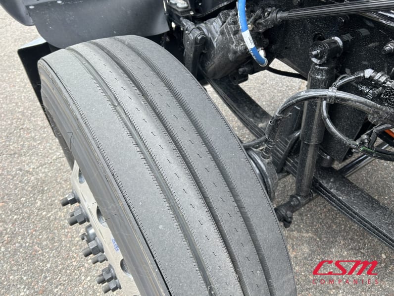 Driver side front tire tread for this 2027 Kenworth W900L (Stock number: VR249782)Weeee