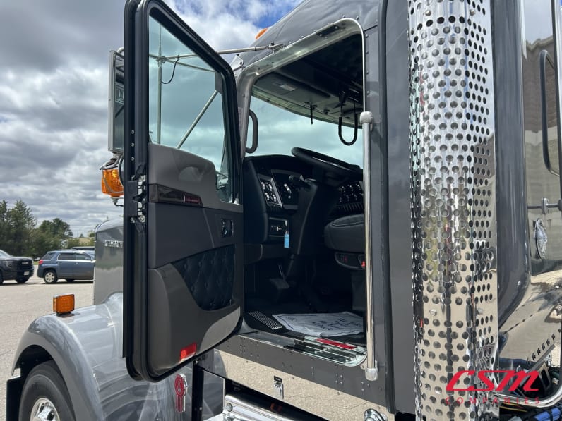 Drivers side door open for this 2027 Kenworth W900L (Stock number: VR249782)Weeee