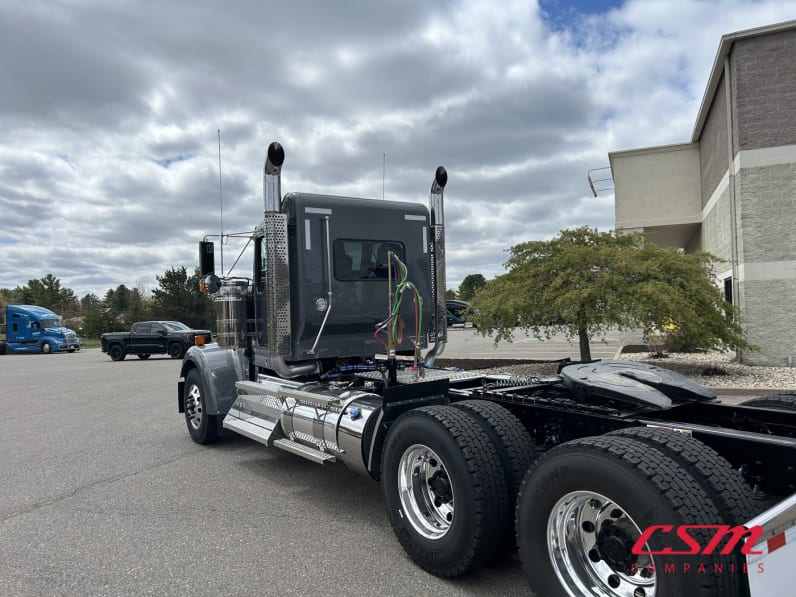 Exterior rear driver side for this 2027 Kenworth W900L (Stock number: VR249782)Weeee