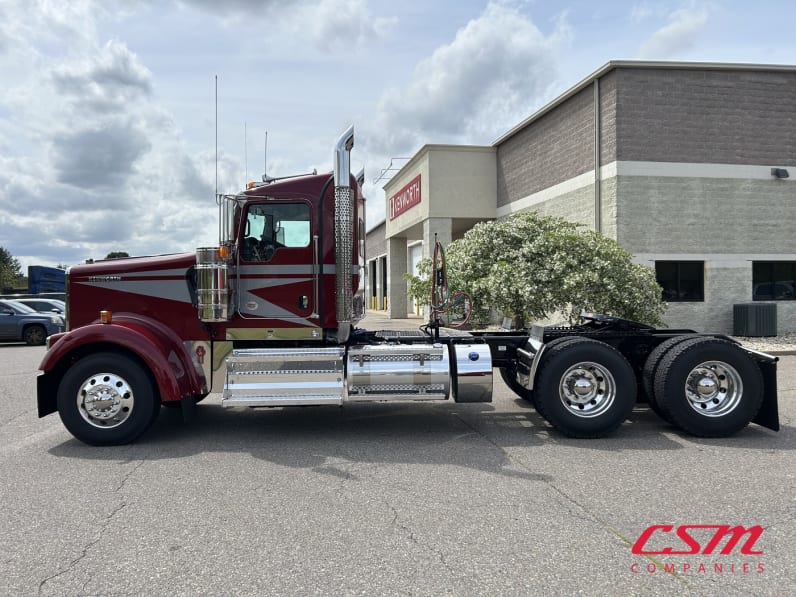 Exterior full driver side for this 2027 Kenworth W900L (Stock number: VR249785)Weeee