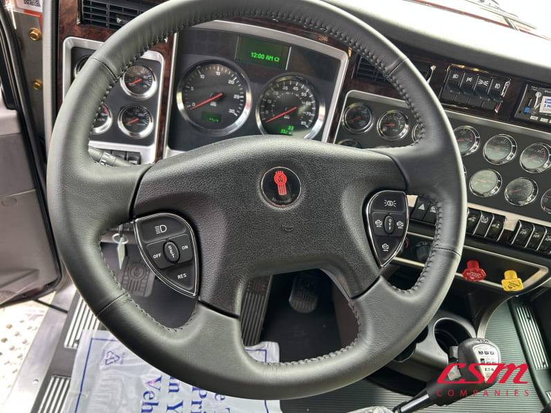 Interior steering wheel for this 2027 Kenworth W900L (Stock number: VR249785)Weeee