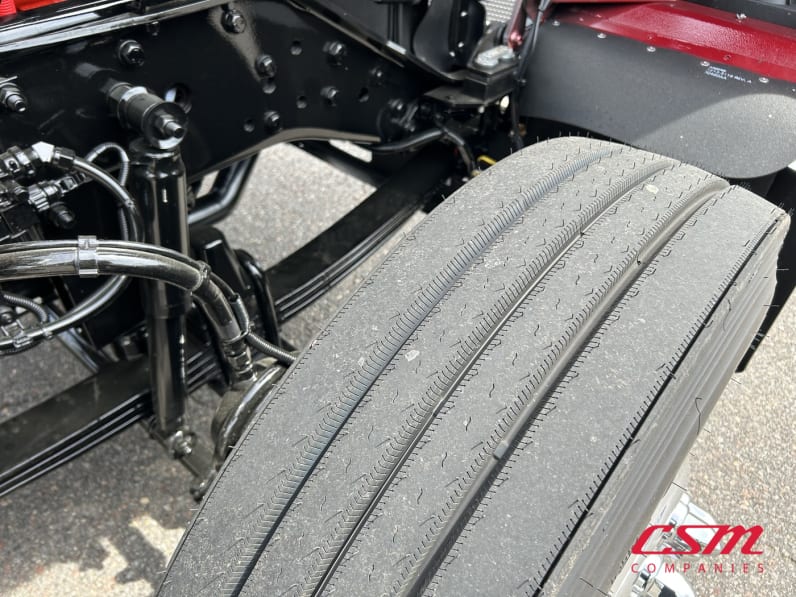 Passenger side front tire tread for this 2027 Kenworth W900L (Stock number: VR249785)Weeee