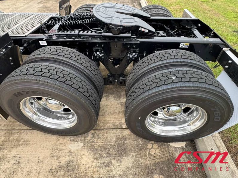 Driver side rear frame and tire tread for this 2027 Kenworth W900L (Stock number: VR249789)Weeee
