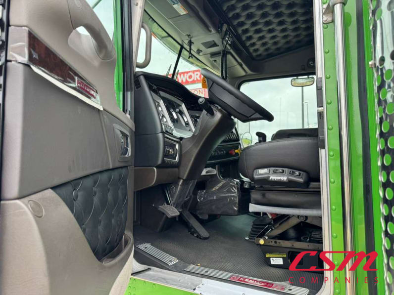Drivers side door open for this 2027 Kenworth W900L (Stock number: VR249789)Weeee