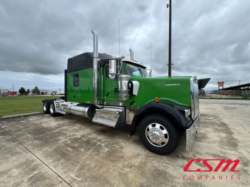 Exterior front passenger side for this 2027 Kenworth W900L (Stock number: VR249789)Weeee