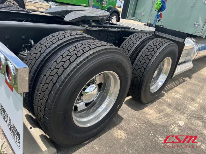 Driver side rear frame and tire tread for this 2027 Kenworth W900L (Stock number: VR249790)Weeee