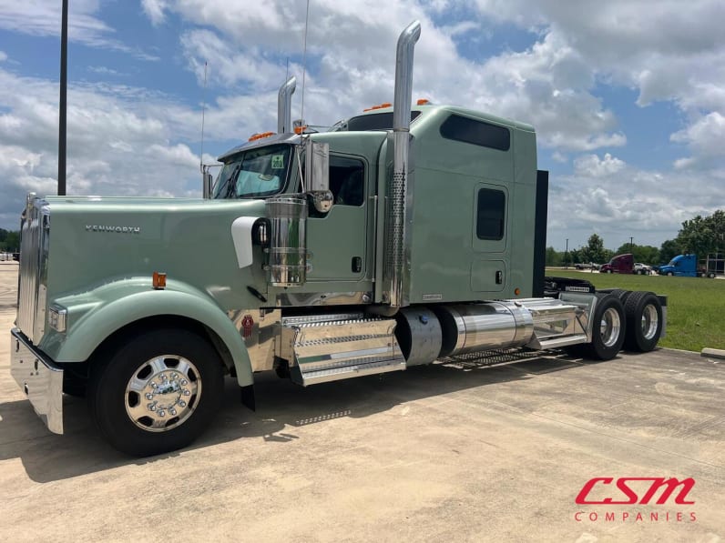 Exterior full driver side for this 2027 Kenworth W900L (Stock number: VR249790)Weeee