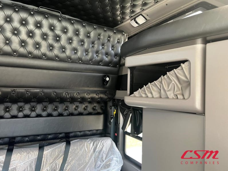 Interior driver side sleeper for this 2027 Kenworth W900L (Stock number: VR249790)Weeee