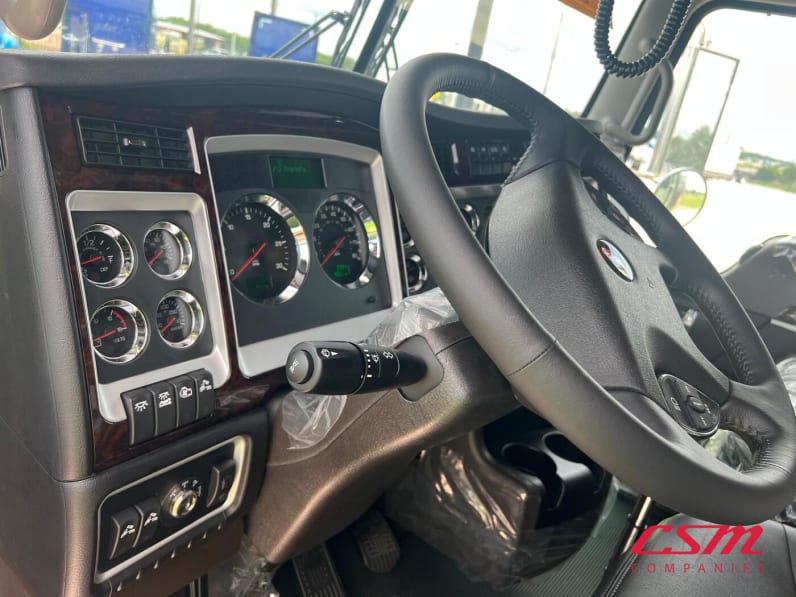 Interior steering wheel for this 2027 Kenworth W900L (Stock number: VR249790)Weeee