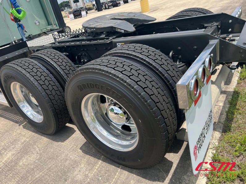 Passenger side rear frame and tire tread for this 2027 Kenworth W900L (Stock number: VR249790)Weeee