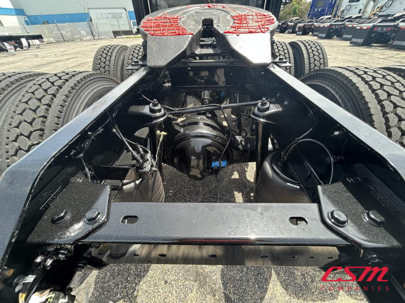 Center rear frame for this 2027 Kenworth W900L (Stock number: VR249845)Weeee