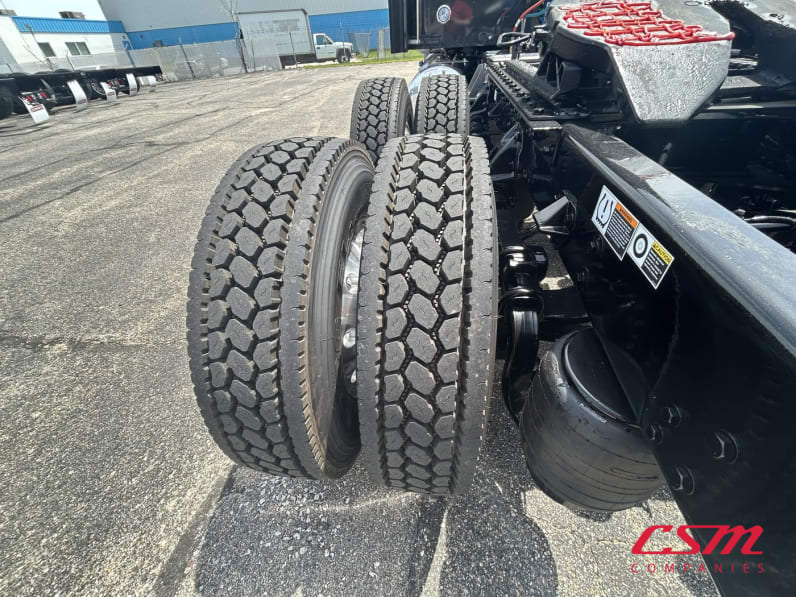 Driver side rear frame and tire tread for this 2027 Kenworth W900L (Stock number: VR249845)Weeee