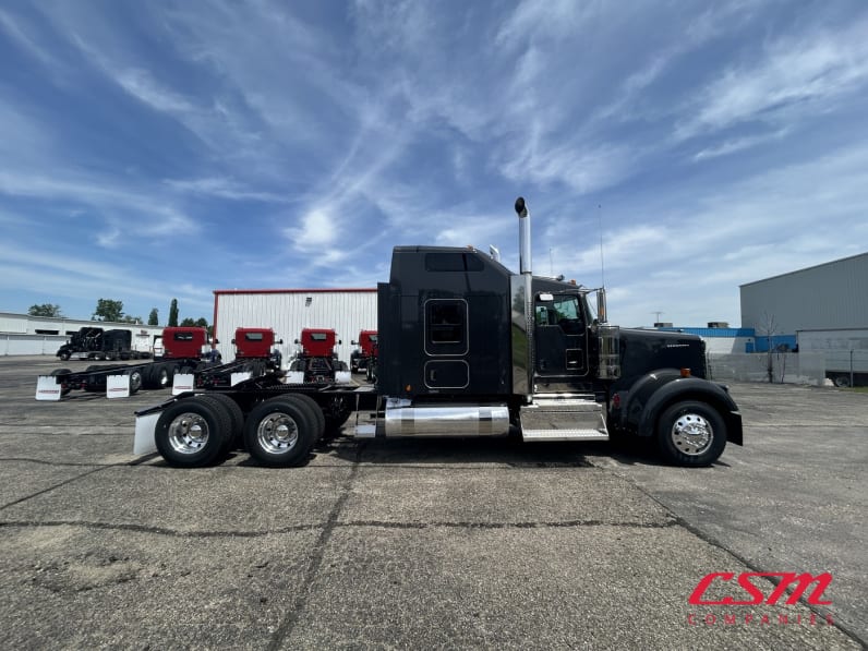 Exterior full passenger side for this 2027 Kenworth W900L (Stock number: VR249845)Weeee