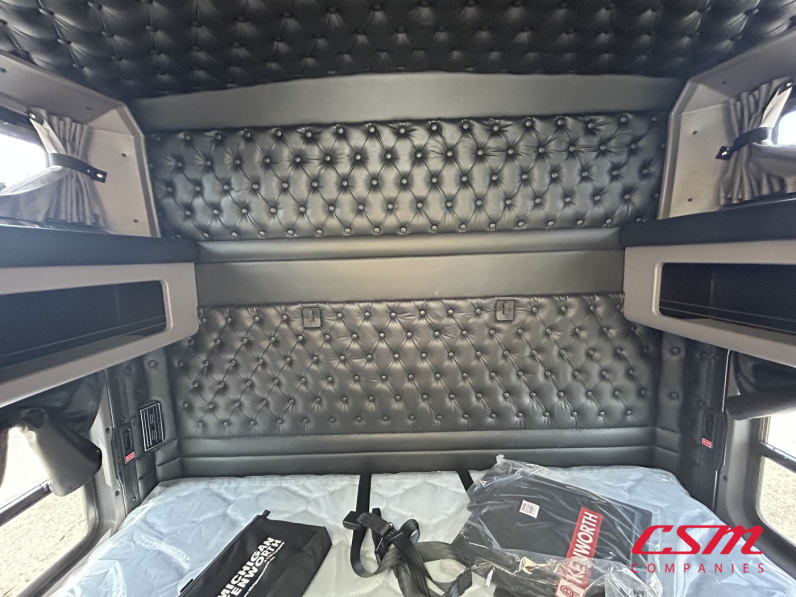 Interior wide sleeper view for this 2027 Kenworth W900L (Stock number: VR249845)Weeee
