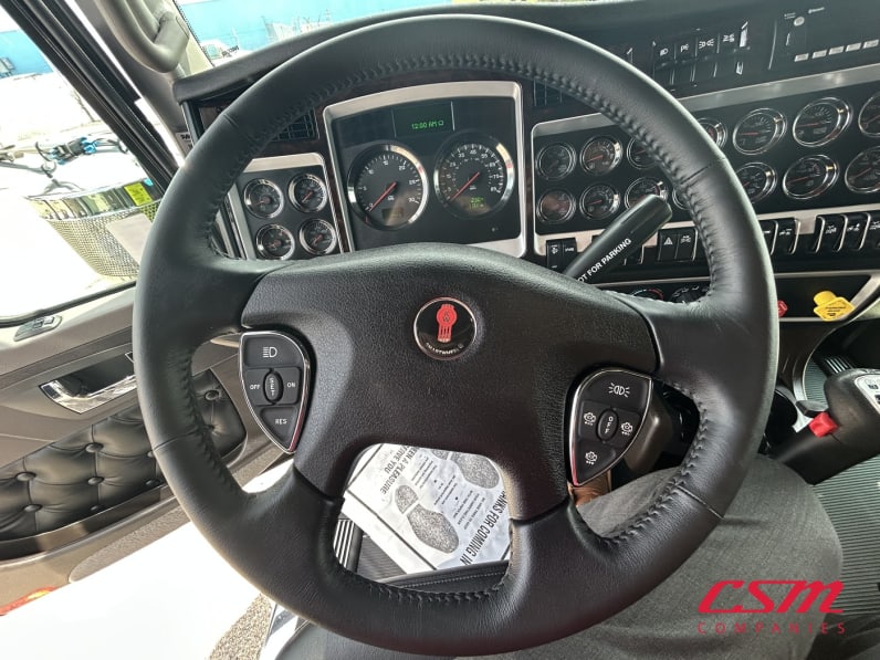 Interior steering wheel for this 2027 Kenworth W900L (Stock number: VR249845)Weeee
