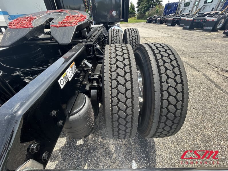 Passenger side rear frame and tire tread for this 2027 Kenworth W900L (Stock number: VR249845)Weeee