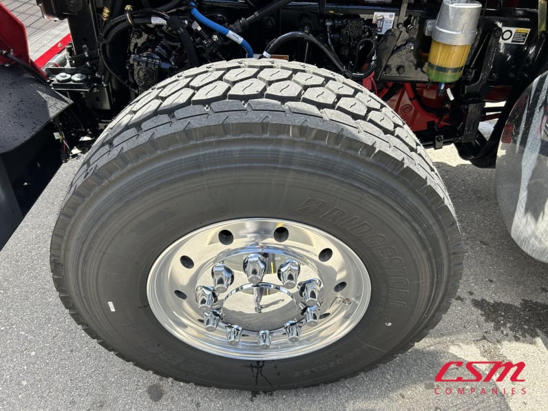 Driver side front tire tread for this 2027 Kenworth W900B (Stock number: VR249859)Weeee