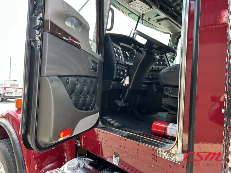 Drivers side door open for this 2027 Kenworth W900B (Stock number: VR249859)Weeee