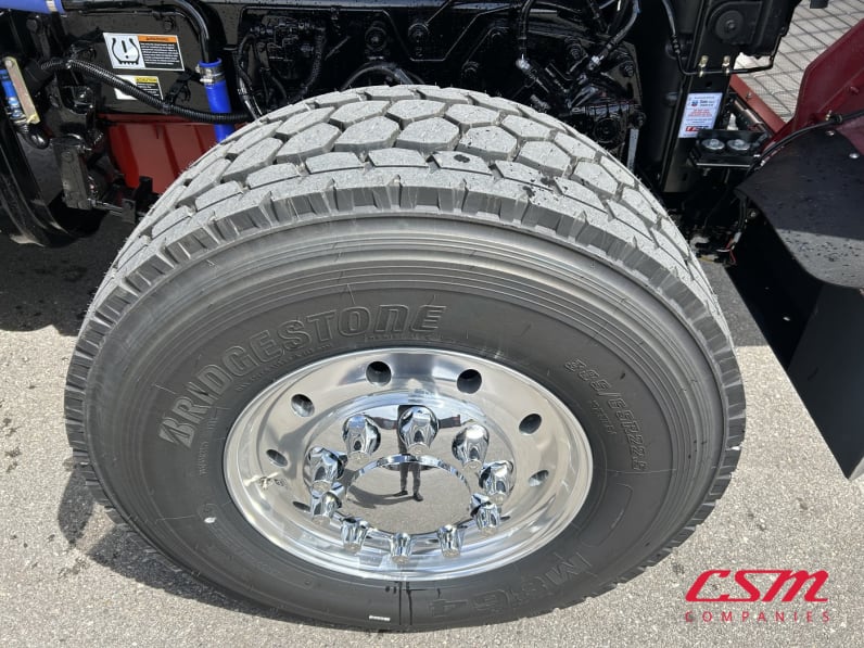 Passenger side front tire tread for this 2027 Kenworth W900B (Stock number: VR249859)Weeee