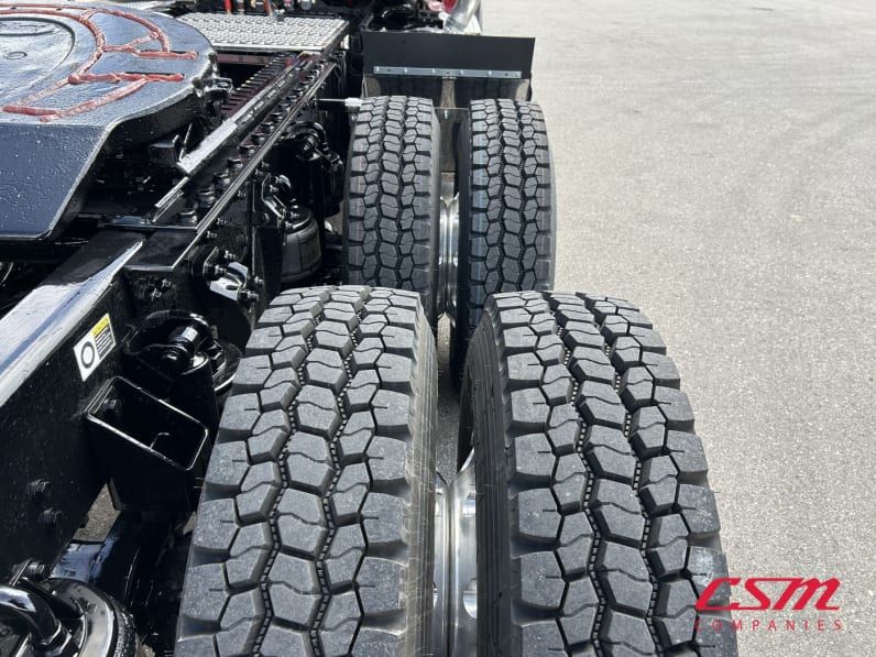 Passenger side rear frame and tire tread for this 2027 Kenworth W900B (Stock number: VR249859)Weeee