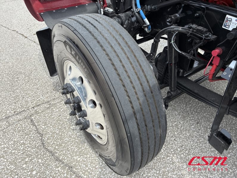 Driver side front tire tread for this 2027 Kenworth W900B (Stock number: VR250441)Weeee