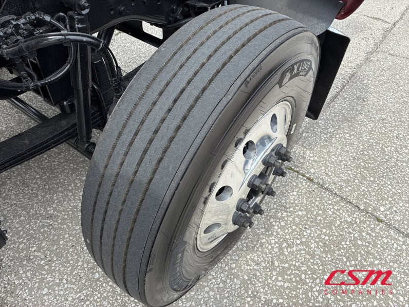 Passenger side front tire tread for this 2027 Kenworth W900B (Stock number: VR250441)Weeee