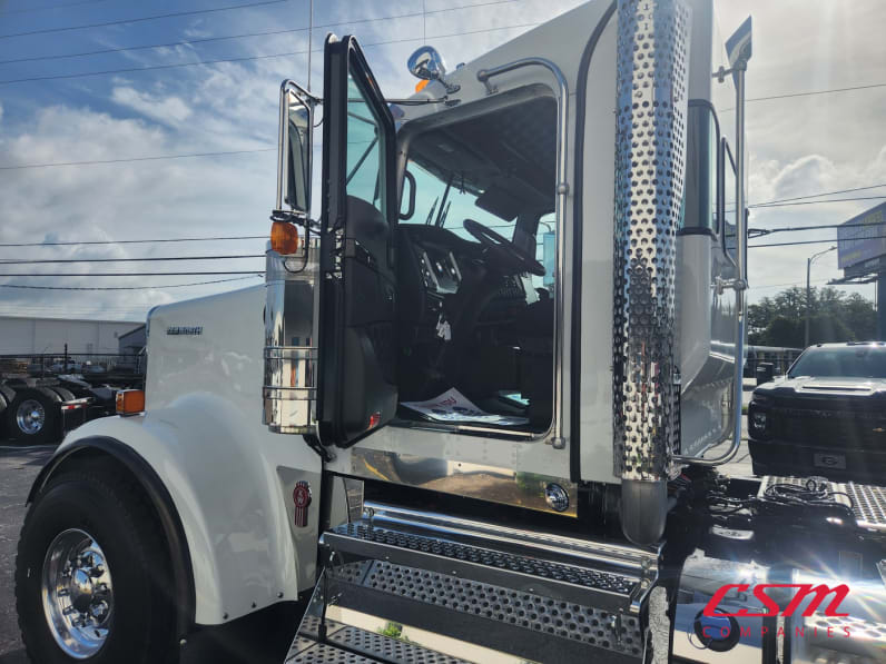 Drivers side door open for this 2027 Kenworth W900L (Stock number: VR250578)Weeee