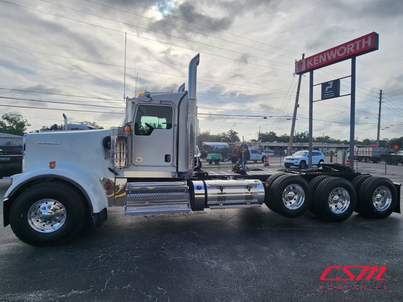 Exterior full driver side for this 2027 Kenworth W900L (Stock number: VR250578)Weeee