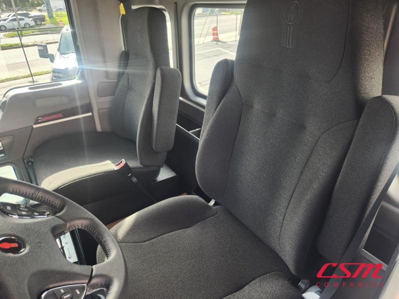 Interior seats for this 2027 Kenworth W900L (Stock number: VR250578)Weeee