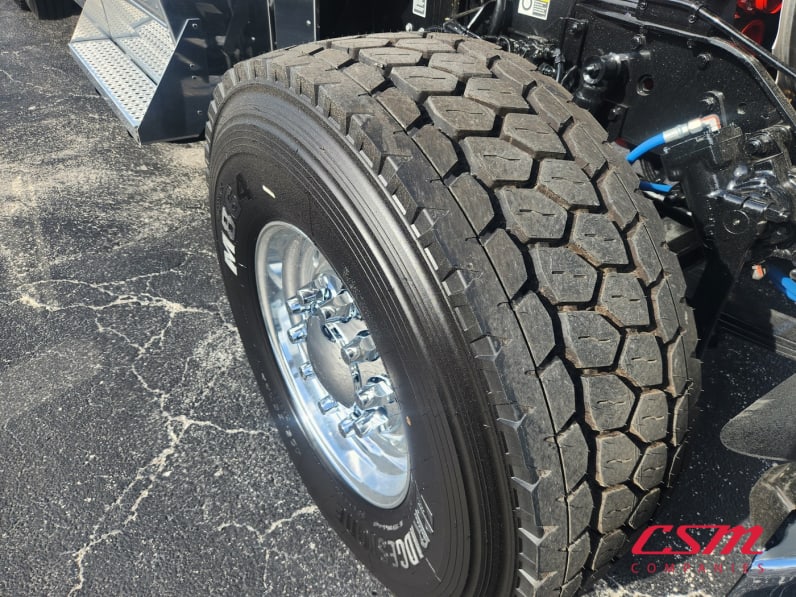 Passenger side front tire tread for this 2027 Kenworth W900L (Stock number: VR250578)Weeee