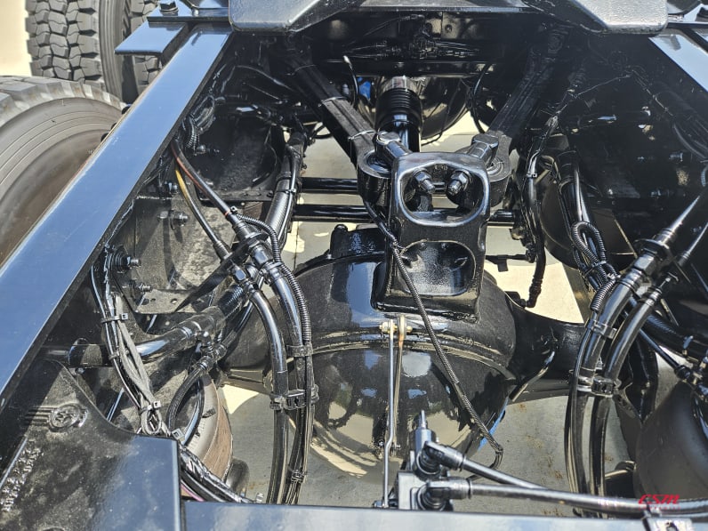 Center rear frame for this 2027 Kenworth W900B (Stock number: VR263849)Weeee