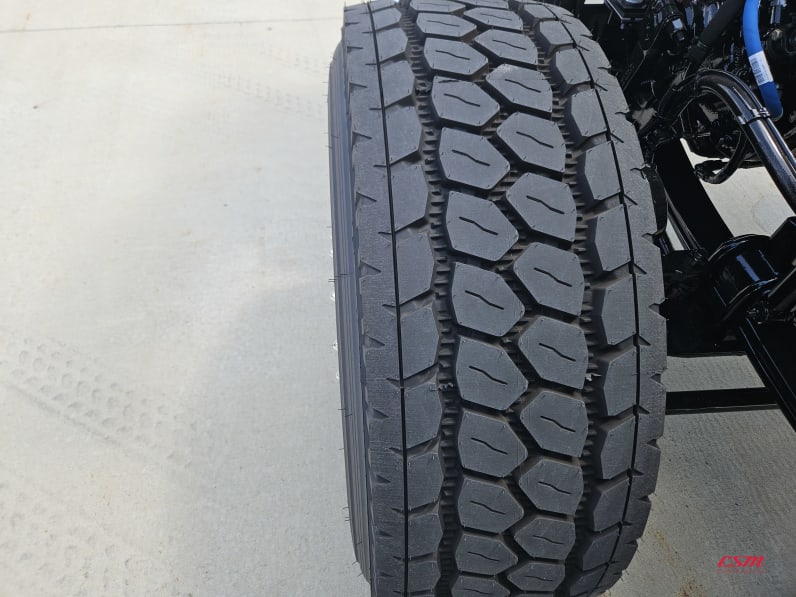 Driver side front tire tread for this 2027 Kenworth W900B (Stock number: VR263849)Weeee