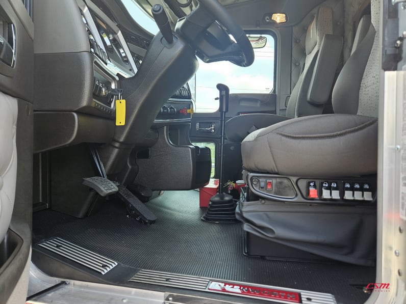 Drivers side door open for this 2027 Kenworth W900B (Stock number: VR263849)Weeee