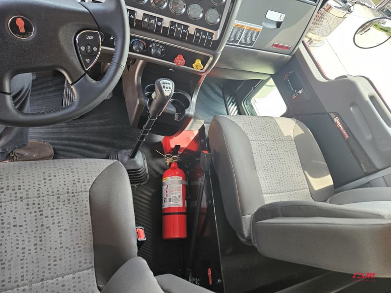 Interior cockpit for this 2027 Kenworth W900B (Stock number: VR263849)Weeee