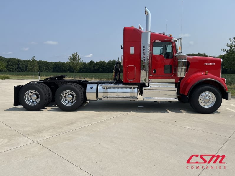 Exterior full passenger side for this 2027 Kenworth W900B (Stock number: VR264240)Weeee