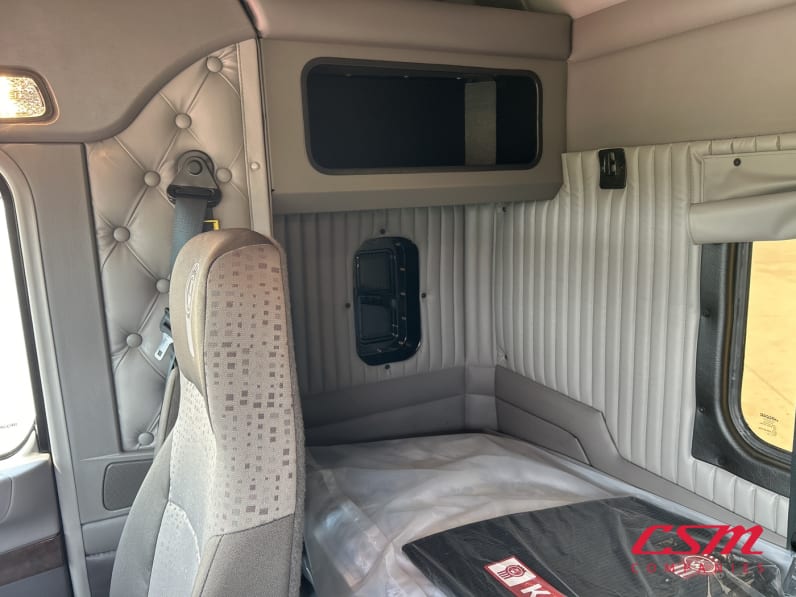 Interior passenger side sleeper for this 2027 Kenworth W900B (Stock number: VR264240)Weeee