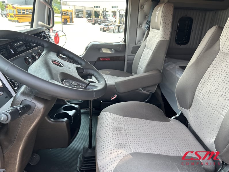 Interior seats for this 2027 Kenworth W900B (Stock number: VR264240)Weeee